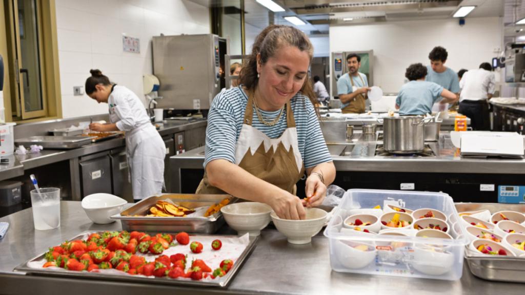 Narda Lepes preparando la cena temática de 'Nada' en el Basque Culinary Center.