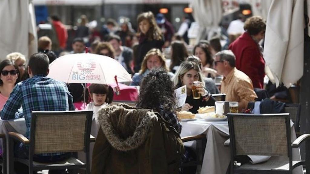 Imagen de archivo de gente en una terraza.