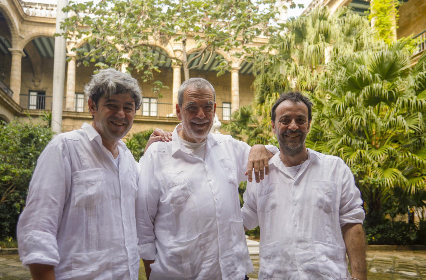 Antonio Mercero, Jorge Díaz y Agustín Martínez en el interior del Palacio de los Capitanes Generales de la Habana.
