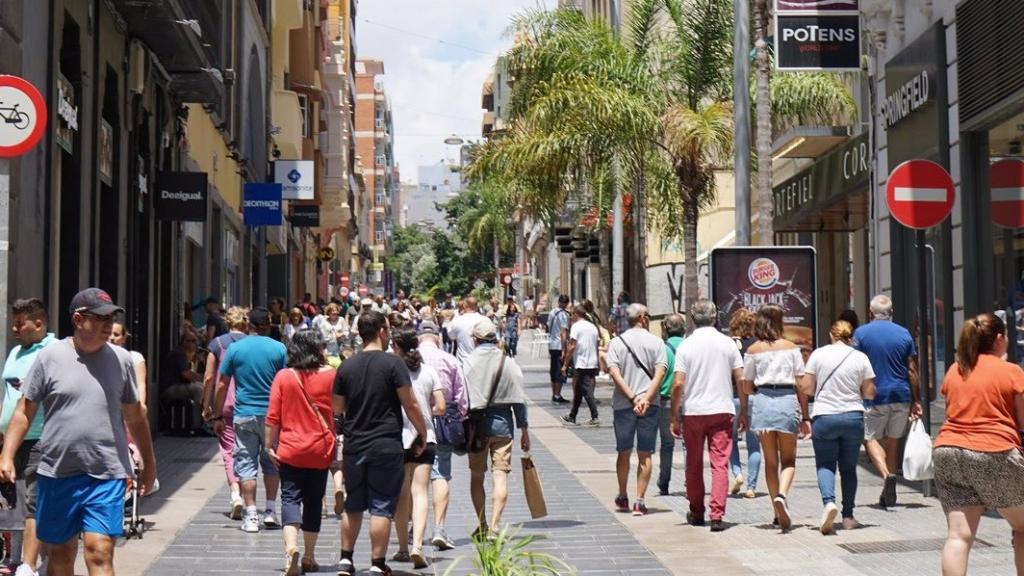 Imagen de archivo de gente paseando por la calle.