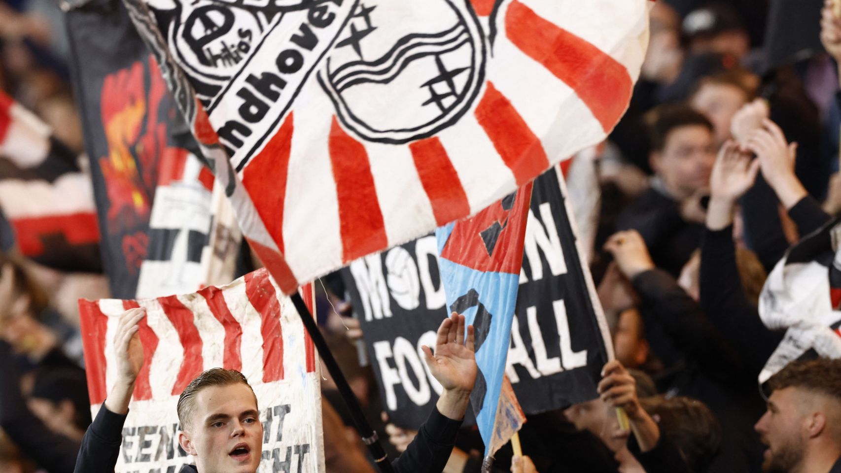 Aficionados del PSV en las gradas.
