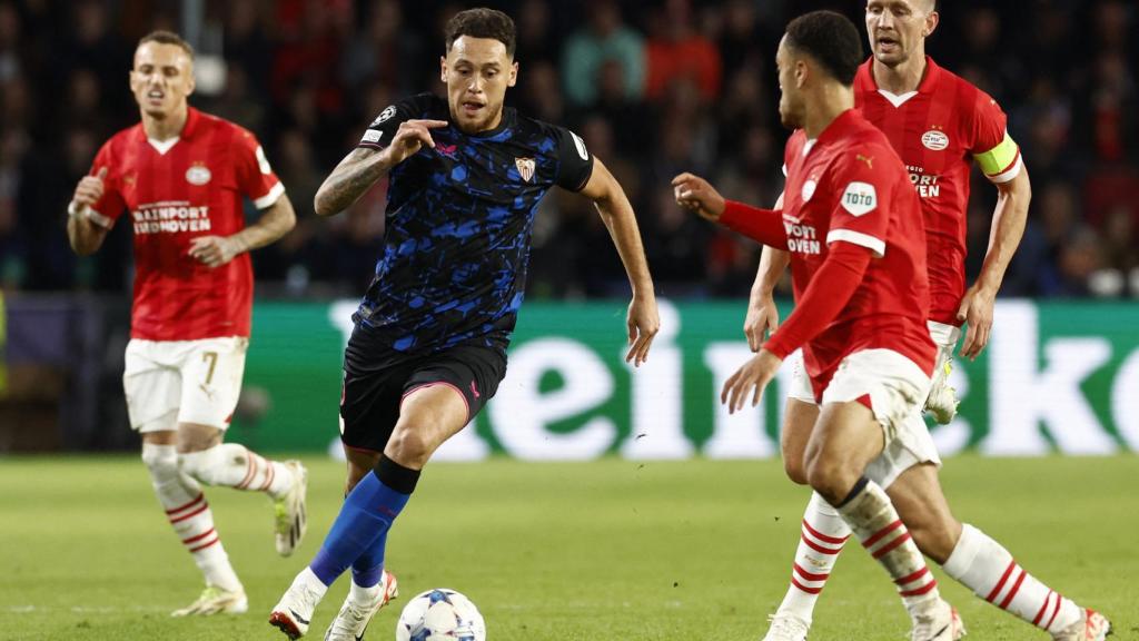 Ocampos se marcha de varios rivales del PSV.