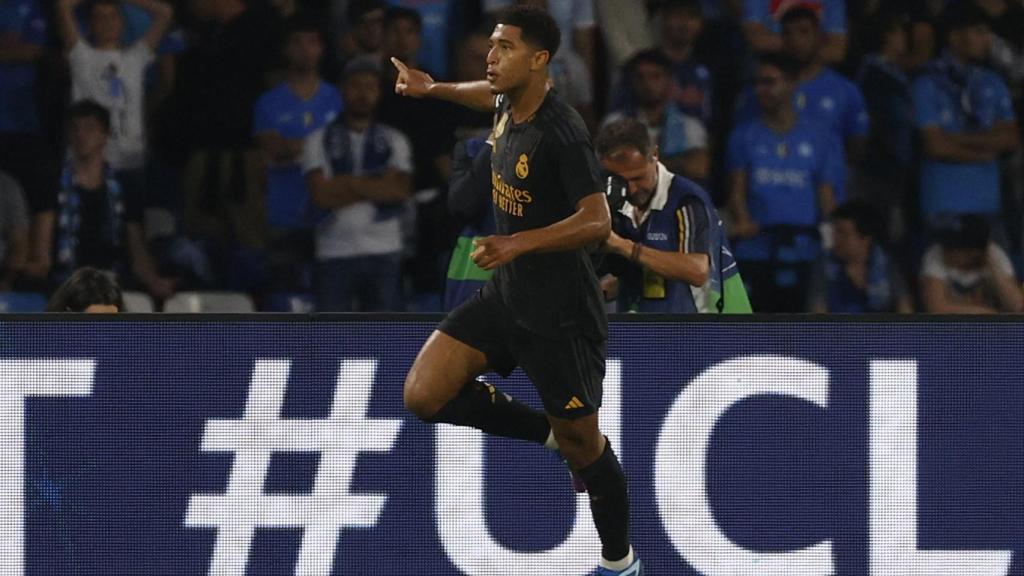 Bellingham, rodeado por sus compañeros, hace su habitual gesto tras el gol.