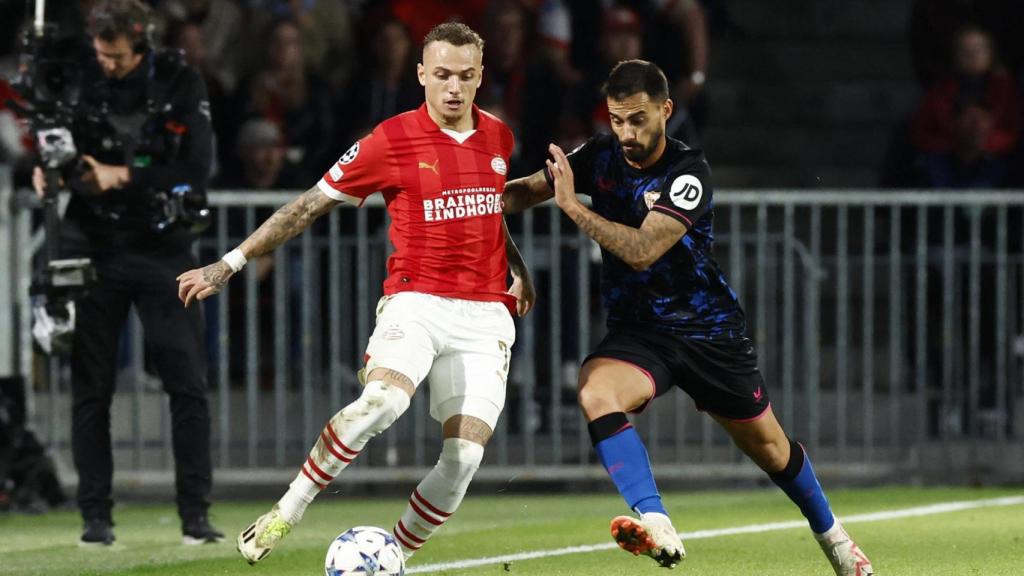 Lang, con el balón durante el partido ante el Sevilla.