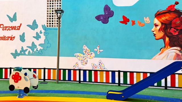 Detalle del mural de cien metros que han dedicado en Villena al personal sanitario.