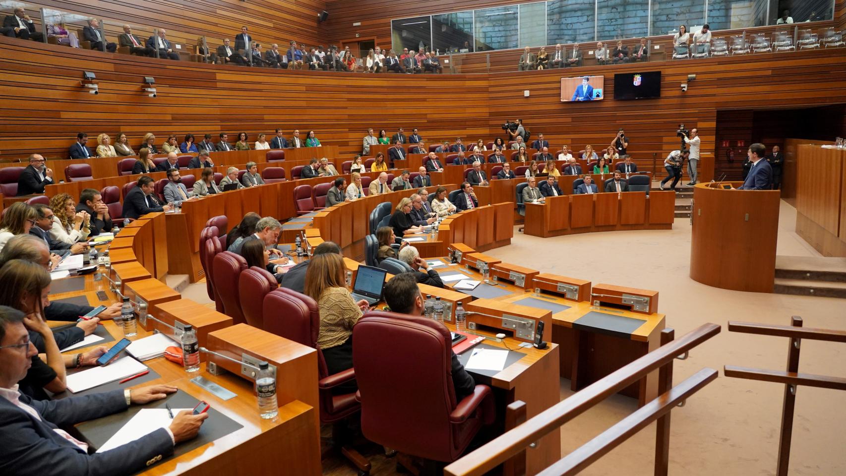 Imagen de la primera sesión del debate del estado de la Comunidad, este martes en las Cortes.