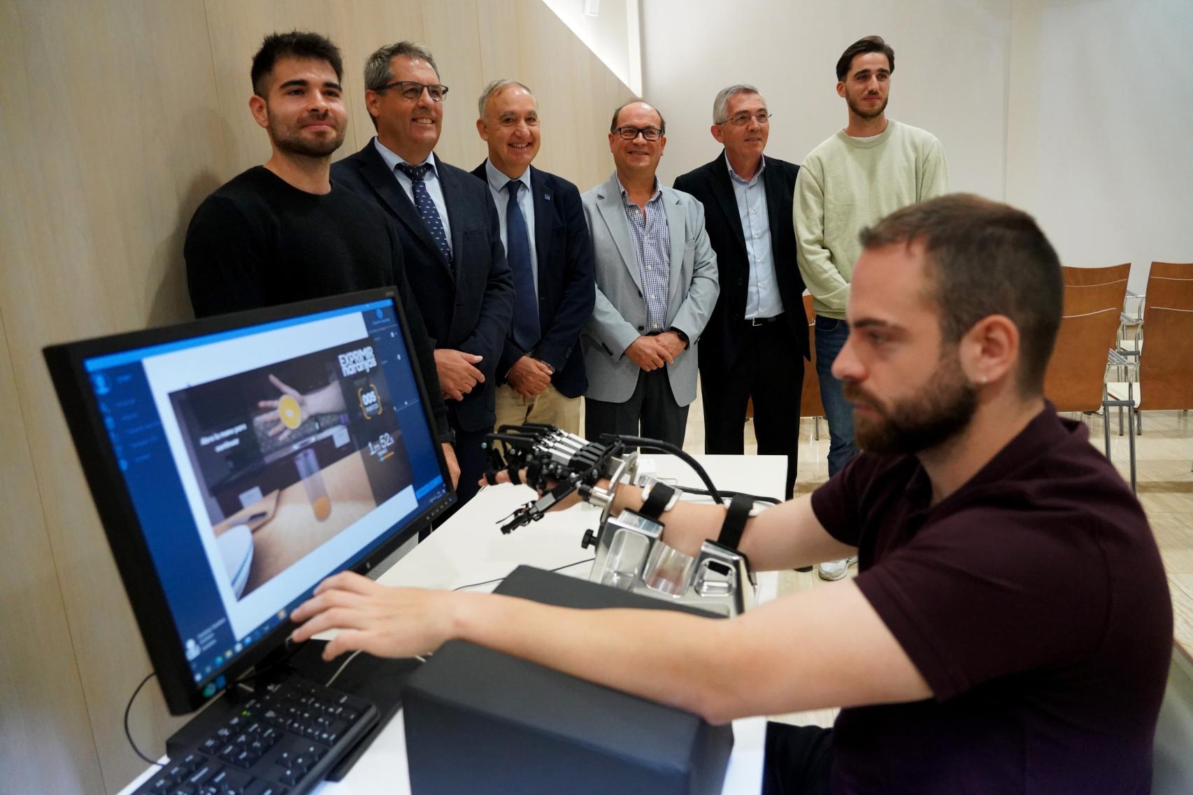 El Centro Hospialario Benito Menni y la Universidad de Valladolid presentan los resultados del primer estudio mundial con un exoesqueleto de mano para mejorar la movilidad de los pacientes post-Covid