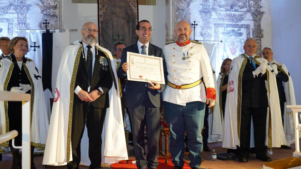 Luis Santamaría recibiendo la condecoración
