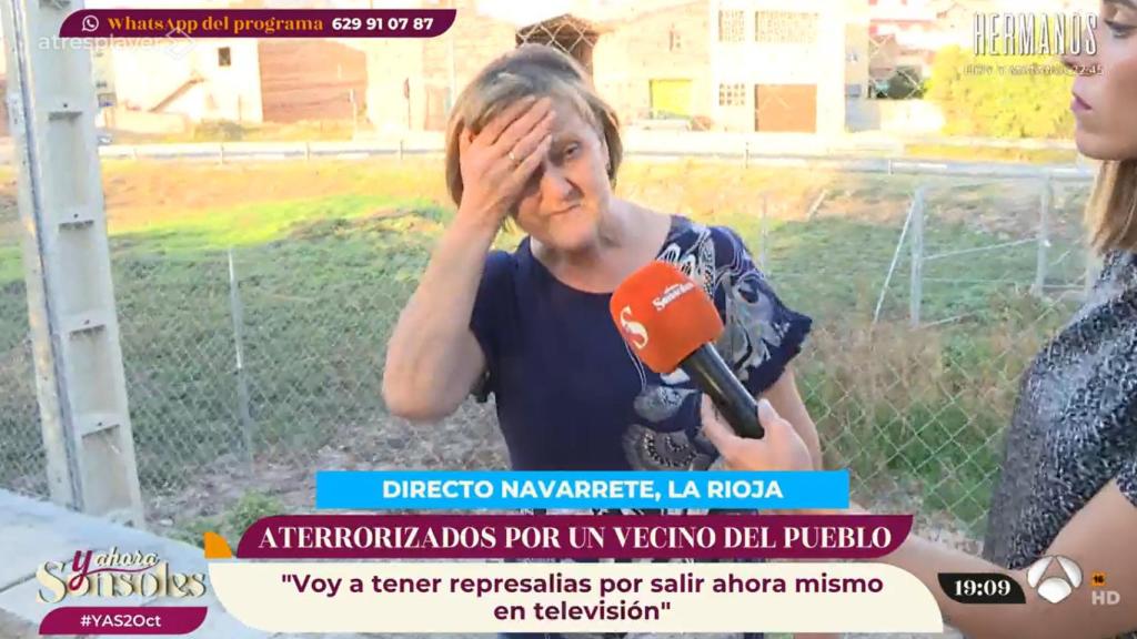 La madre del vecino acusado por acoso, muy nerviosa por las amenazas del espontáneo.