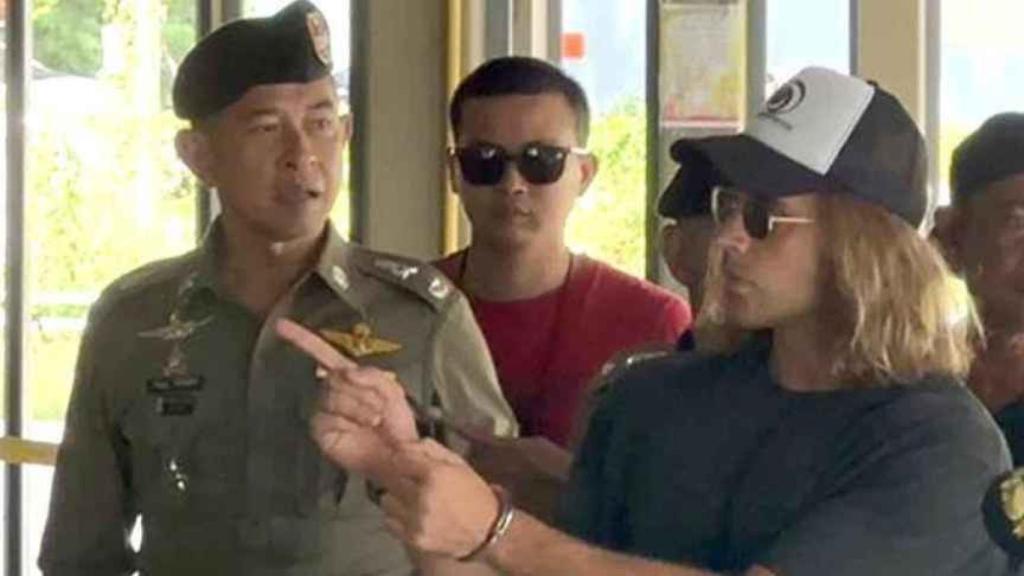 Daniel Sancho recreando el crimen ante las autoridades tailandesas.
