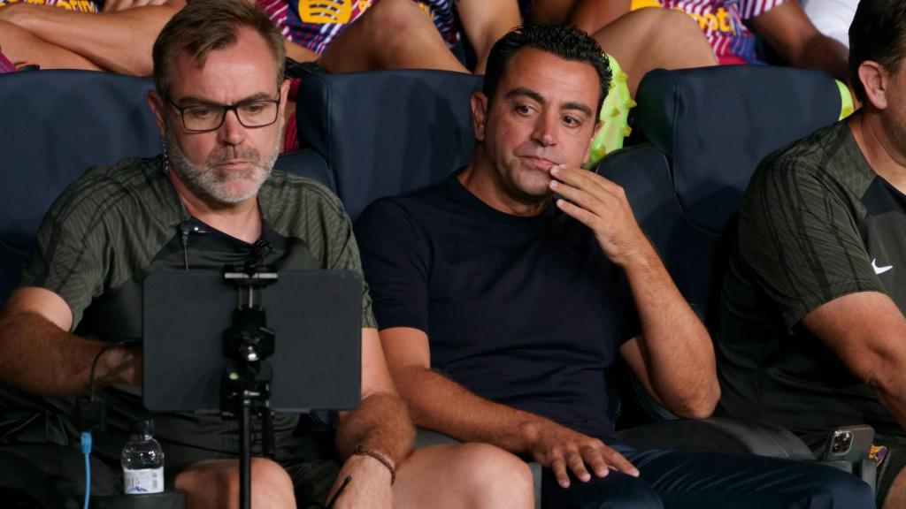 Xavi Hernández, en el banquillo del FC Barcelona
