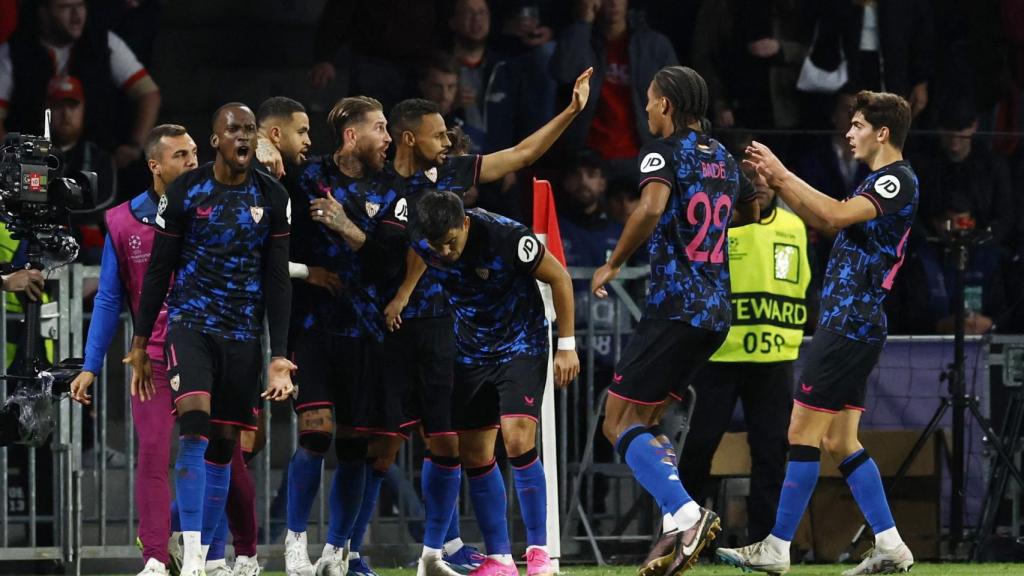 Los jugadores del Sevilla celebran un gol en Eindhoven.