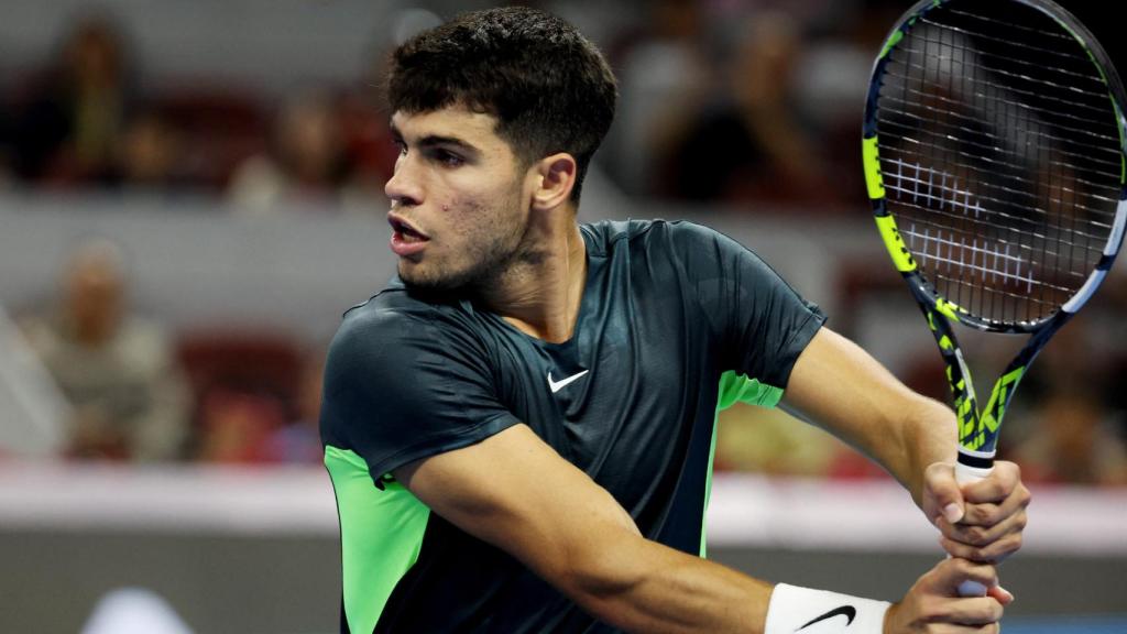 Carlos Alcaraz realiza un revés durante las semifinales del ATP de Pekín.