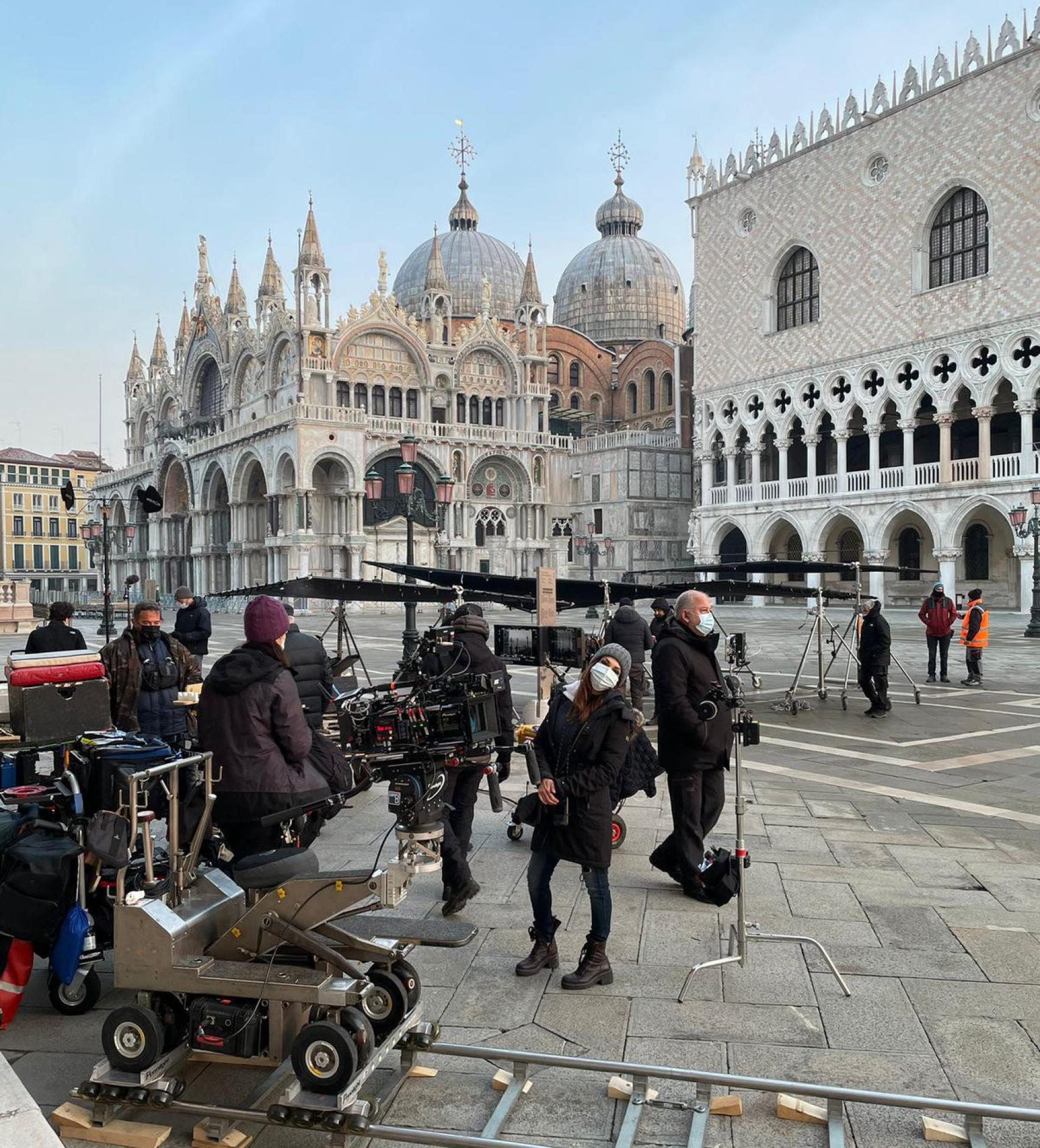 La directora Paula Ortiz rodeada por su equipo de rodaje en Venecia