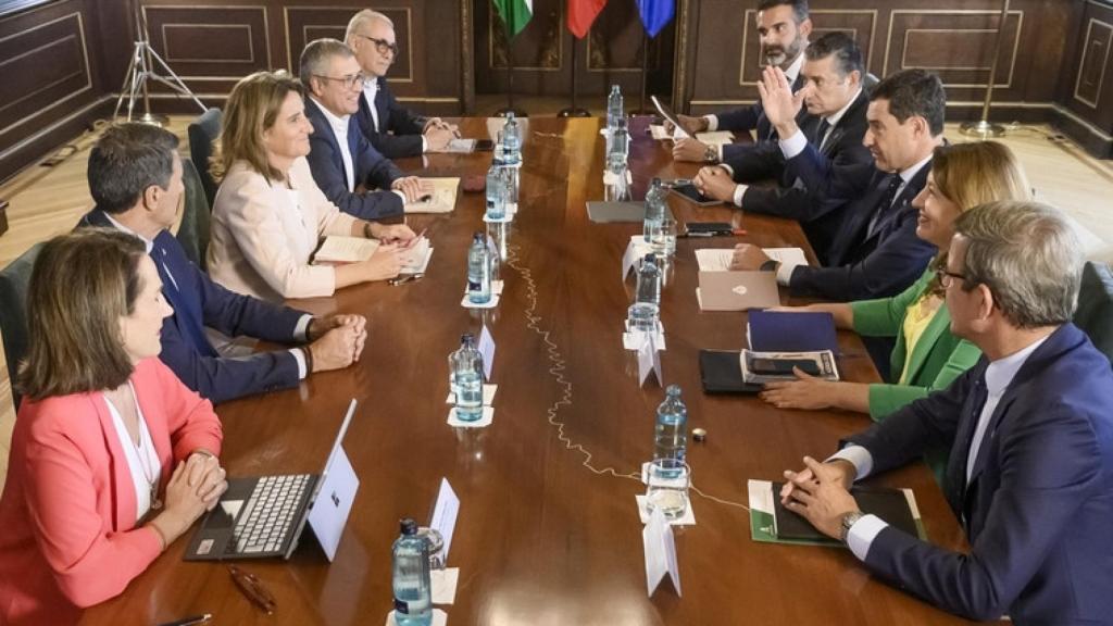 El presidente de la Junta, Juanma Moreno, durante una reunión con la ministra Teresa Ribera.