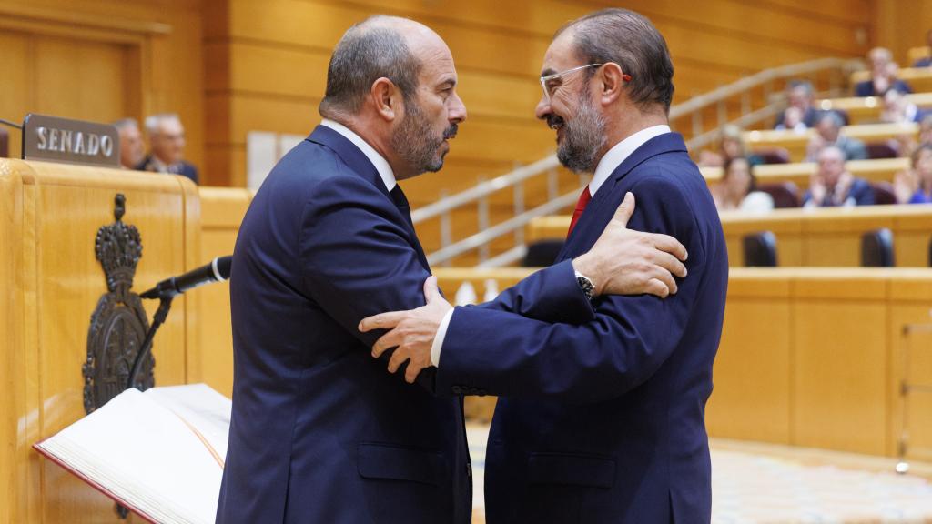 El presidente del Senado, Pedro Rollán, saluda al socialista Javier Lambán antes del inicio del debate.