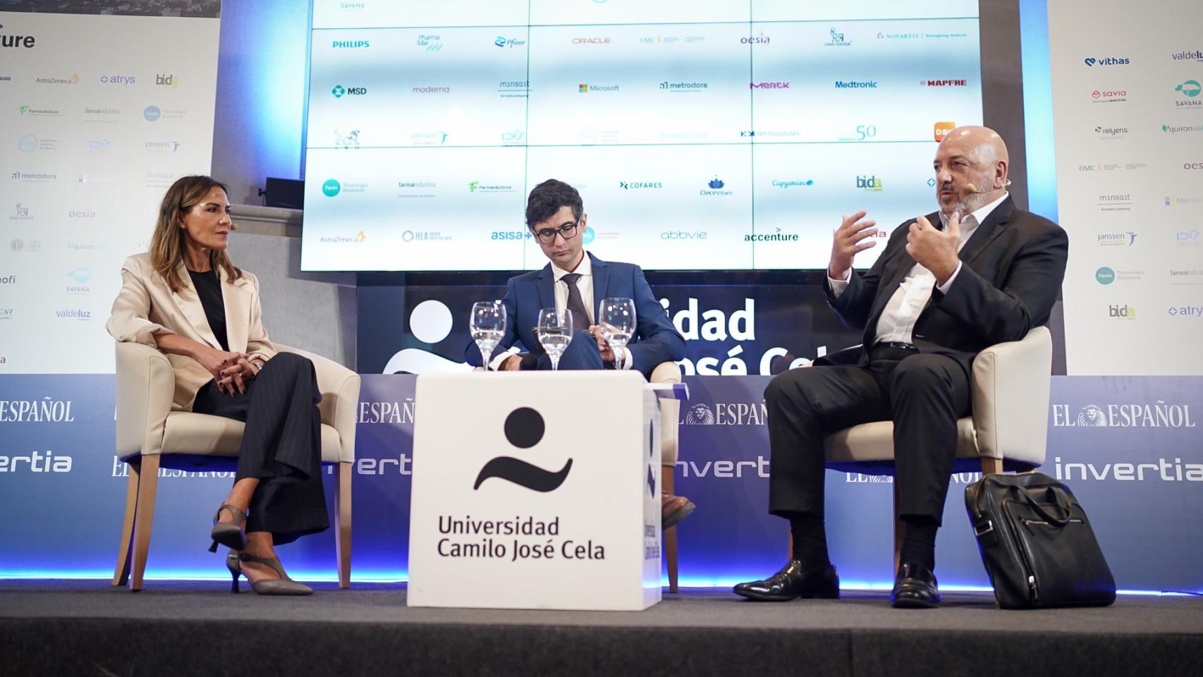 De izq. a dcha., Concepción Sánchez, presidenta de COFCAM, Marcos Domínguez, redactor de EL ESPAÑOL y José Luis Casteig, presidente y fundador del OAT.