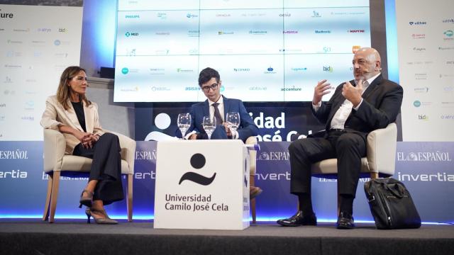 De izq. a dcha., Concepción Sánchez, presidenta de COFCAM, Marcos Domínguez, redactor de EL ESPAÑOL y José Luis Casteig, presidente y fundador del OAT.