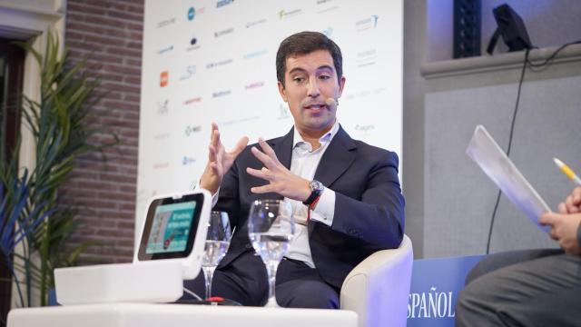 Juan Láriz, CEO de Homedoctor, con el dispositivo.