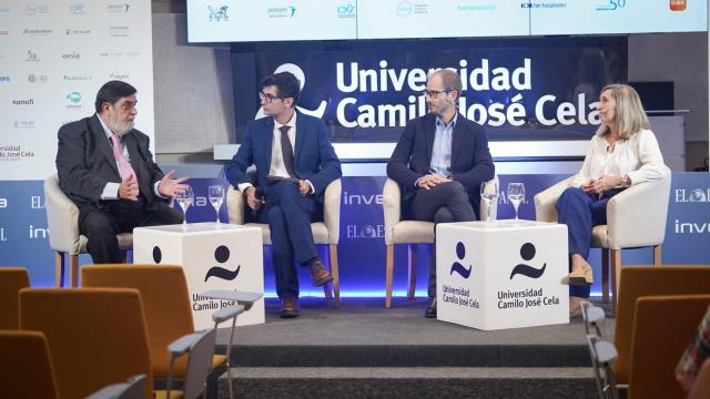 Jesús Argente, jefe del Servicio de Pediatría y Endocrinología del Hospital Infantil Universitario Niño Jesús de Madrid; Marcos Domínguez, redactor de Ciencia de El Español; Juan Gracia Colldeforns, head of Medical Affairs Obesity de Novo Nordisk e  Irene Bretón, presidenta de la Fundación de la Sociedad Española de Endocrinología y Nutrición.