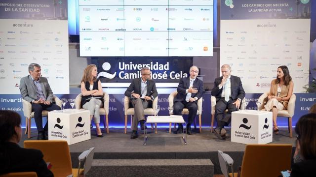 De izda. a dcha., José Ángel García Sáenz, investigador de Geicam, Ana Zubeldia, head de Oncología de Daiichi Sankyo España, José Andrés Gómez, redactor jefe de Ciencia y Salud en EL ESPAÑOL, Antonio Cubillo, jefe del Servicio de Oncología Médica HM CIOCC, Luis Madero, catedrático de Oncología Pediátrica de la Universidad Autónoma de Madrid y Isabel Echavarria, secretaria científica de SEOM.
