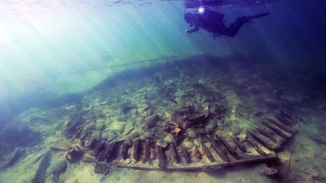 Un arqueólogo subacuático inspecciona el pecio romano.