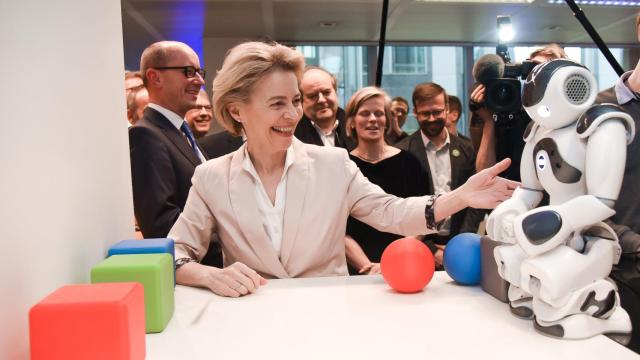 La presidenta de la Comisión, Ursula von der Leyen, con un robot