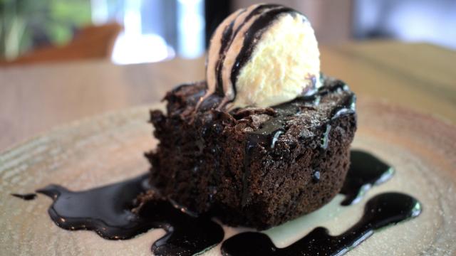 El brownie mezcla un 75% de chocolate con atún, acompañado de un helado de vainilla.