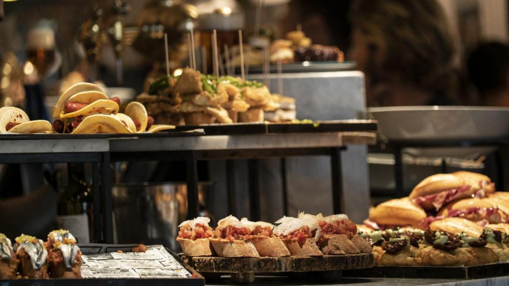 Conoce el bar con los mejores pintxos de Madrid: une la gastronomía vasca y andaluza.