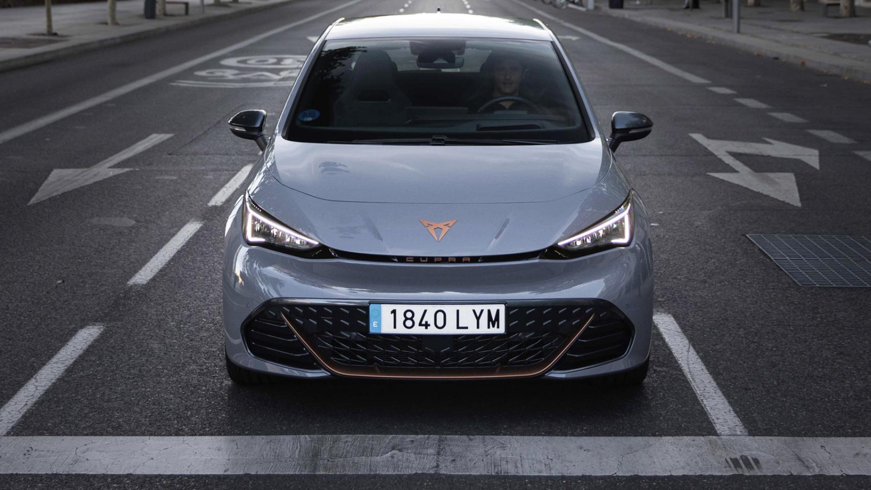 Este Cupra Born con 77 kWh de batería puede superar los 500 km. de autonomía.
