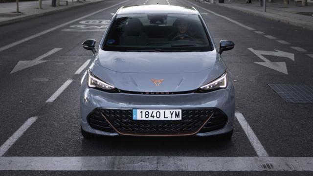Este Cupra Born con 77 kWh de batería puede superar los 500 km. de autonomía.