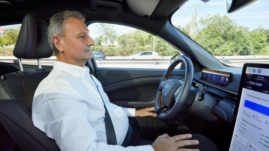 El presidente de Ford en España, Jesús Alonso, durante la prueba de esta conducción semiautónoma.