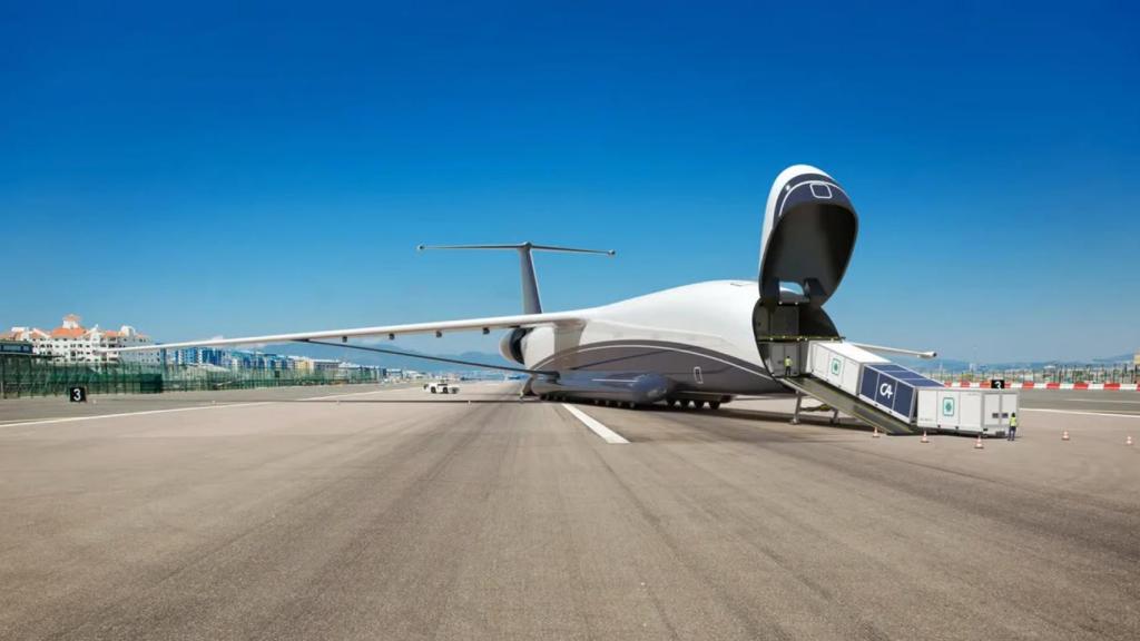 La carga y descarga de los contenedores se realiza por ambos extremos del avión