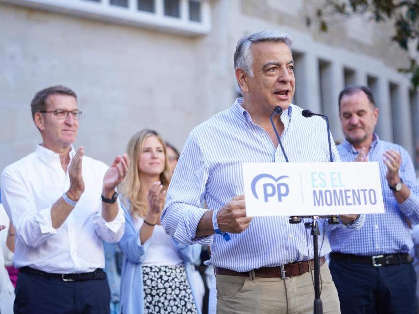 Javier de Andrés, líder del PP en el País Vasco, en un mitin del PP en Vitoria junto a Alberto Núñez Feijóo, Beatriz Fanjul y Carlos Iturgaiz.