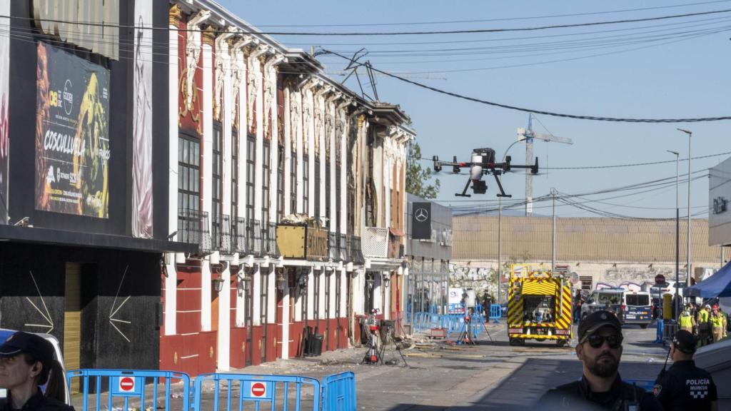 Agentes de policía inspeccionan la zona de las discotecas incendiadas en Murcia.