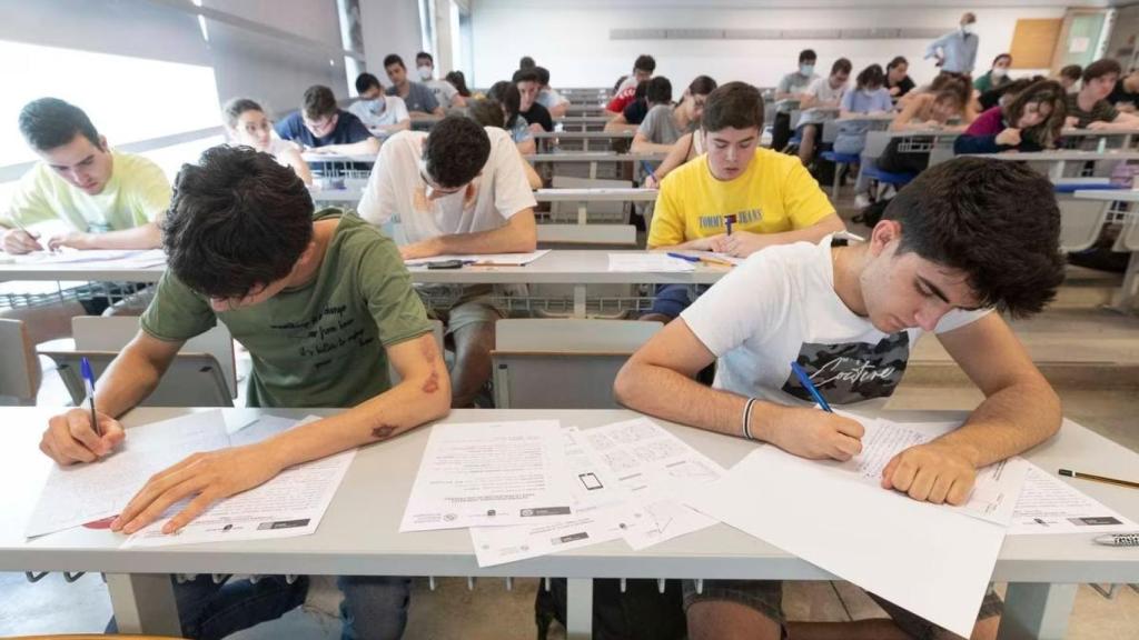Alumnos universitarios.