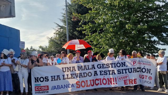 Concentración de trabajadores de Pescanova a las puertas de Ifevi.