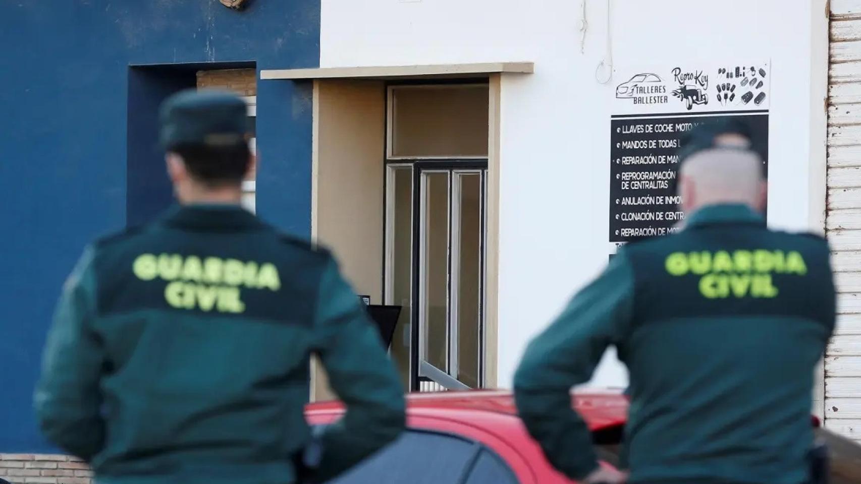 Dos agentes de la Guardia Civil en una intervención. Efe