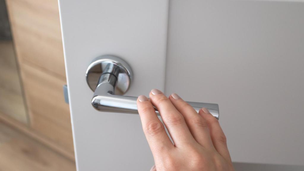 Adiós al óxido en los picaportes con el truco infalible del papel de aluminio.