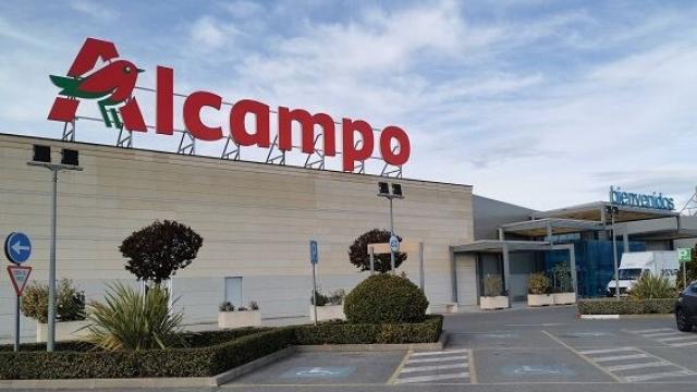 Fachada de un supermercado Alcampo.