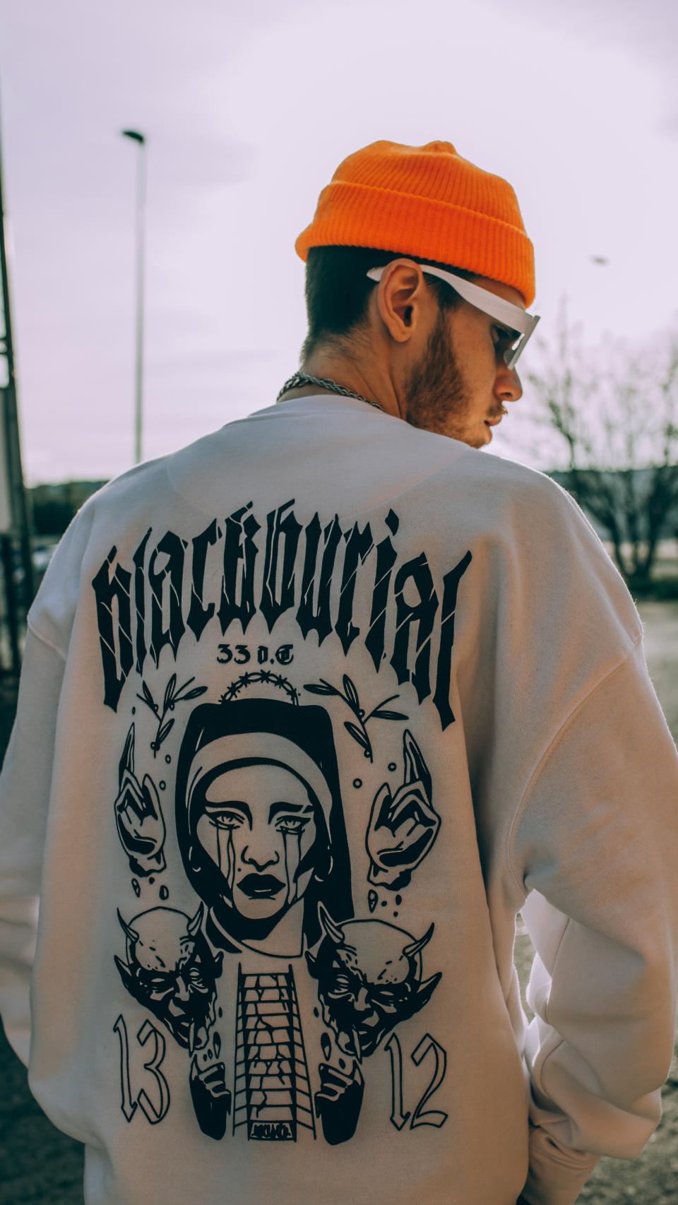 Una de las sudaderas de la colección.