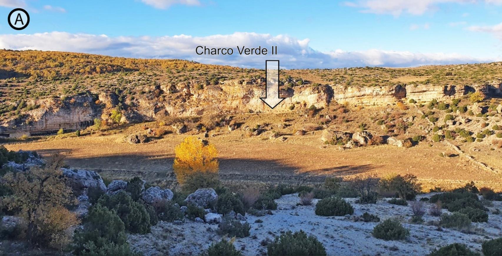 Imagen del paisaje donde se localiza el yacimiento, con el abrigo que lo protege.