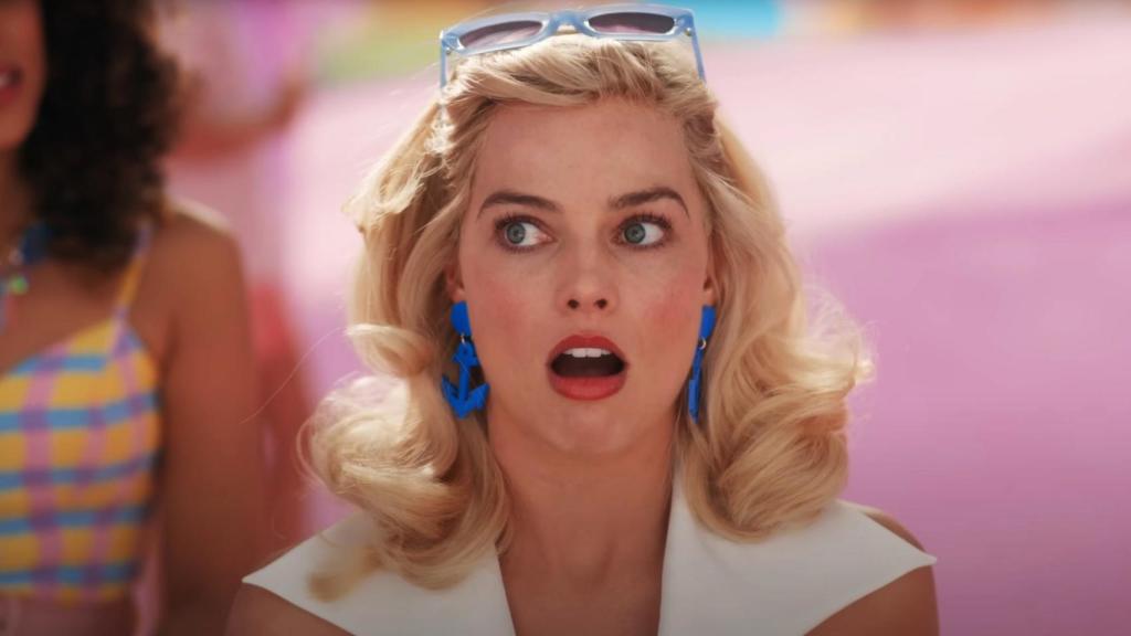 Margot Robbie en Barbie con peinado setentero