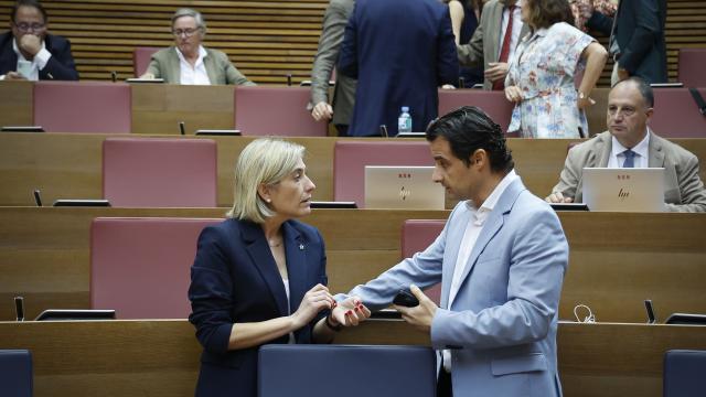 La consellera de Justicia, Elisa Núñez, de Vox, en el pleno de Les Corts de este miércoles. EE