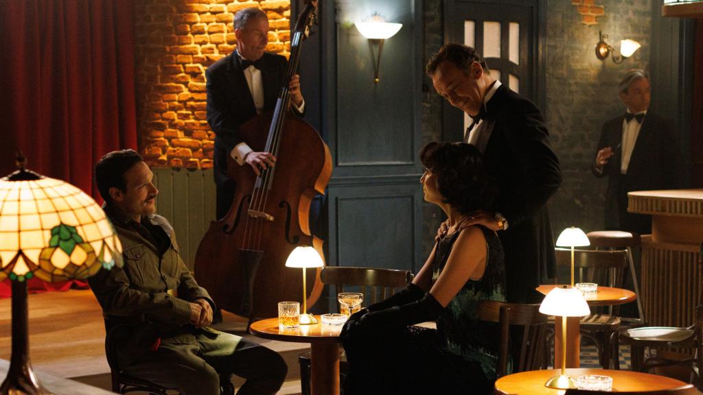 Doña Carla en el Madrid Cabaret durante el capítulo 10 de 'Salón de té La Moderna'.