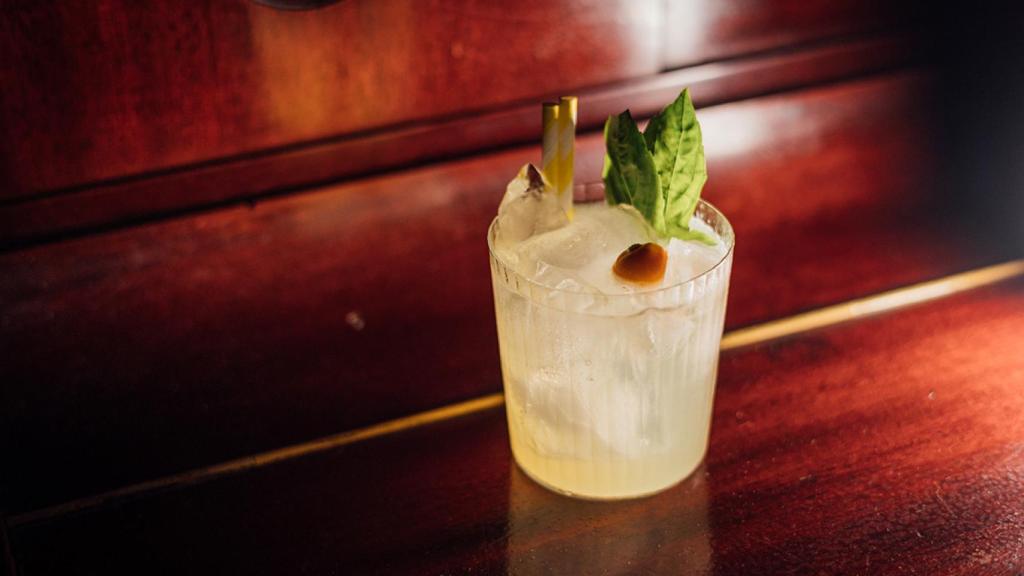 Limonada Caprese, con licor de flor eléctrica Gardeum
