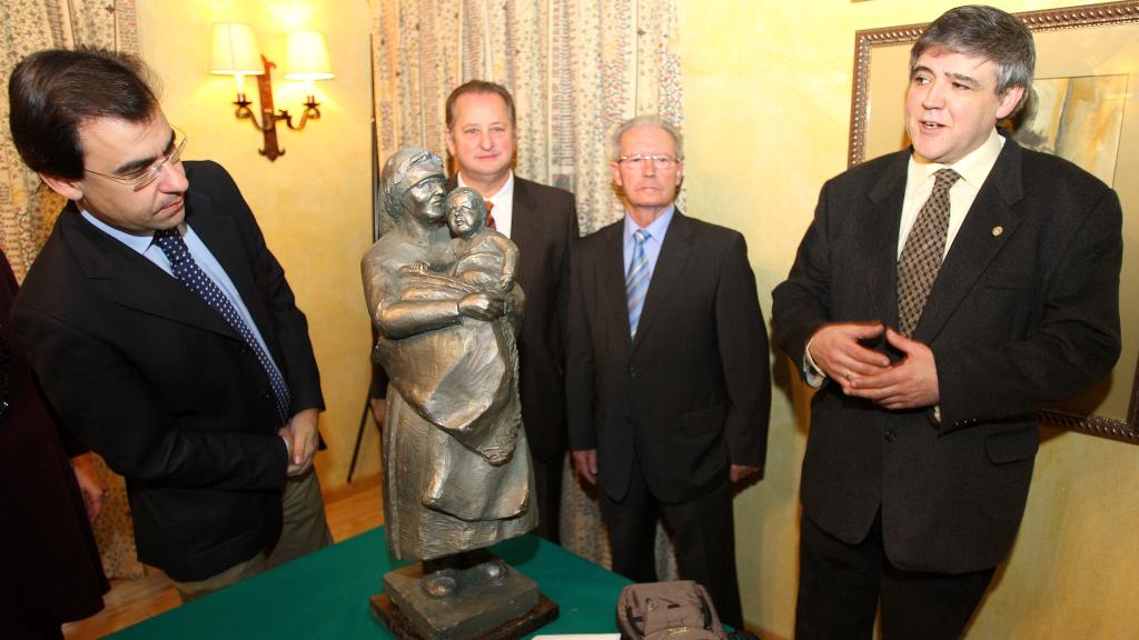 Ricardo Flecha presentando la maqueta del monumento a la tragedia de Ribadelago