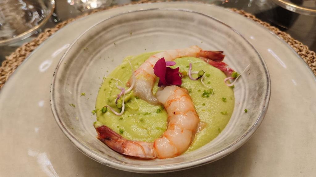 Crema de guisantes con gambas de Almería, no de los platos que elabora Orozco en sus menús a domicilio.