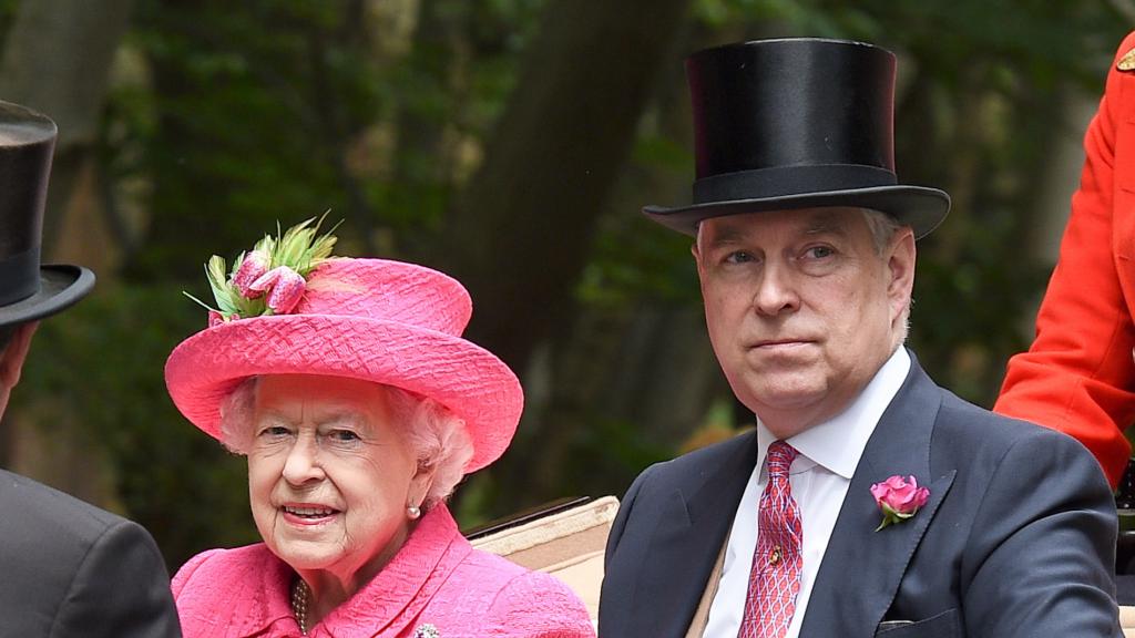 Isabel II y Andrés de York en un evento celebrado en 2017.