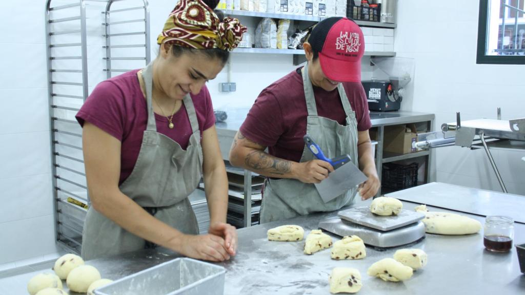 Pasteleros en la zona de repostería elaborando dulces.